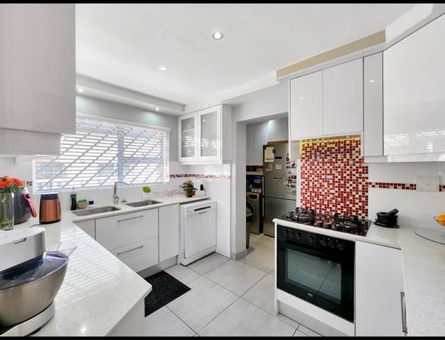 3 BEDROOM PROPERTY TO RENT IN RONDEBOSCH EAST